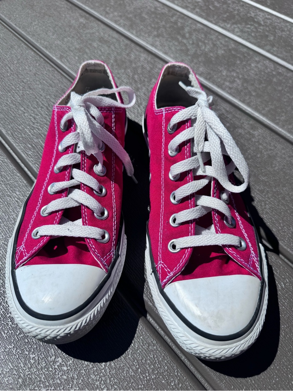 Converse Red Low-Top Canvas Sneakers in Size 7 in GUC